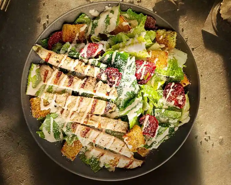 سالاد سزار گریل رستوران رنزو در ولیعصر تبریز