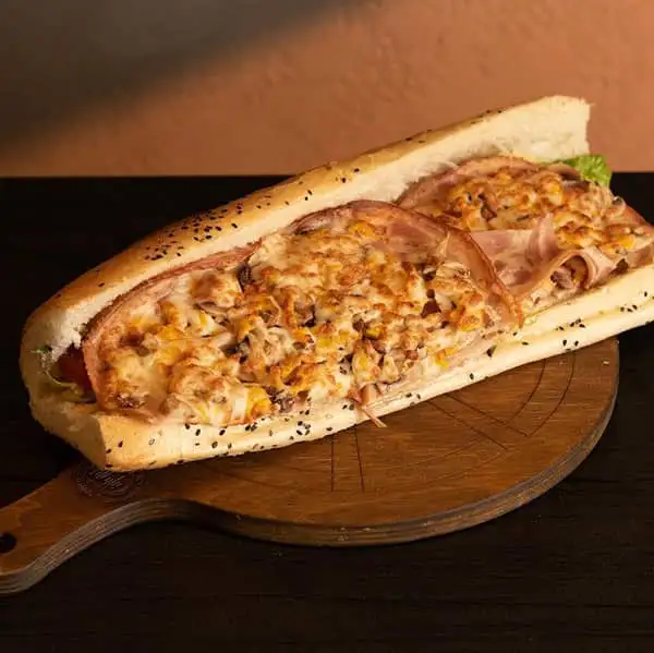 ساندویج ژامبون تنوری رستوران رنزو در ولیعصر تبریز