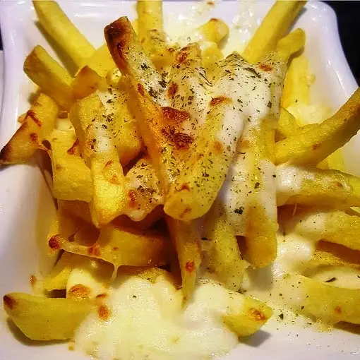 سیب زمینی پنیری رستوران رنزو در ولیعصر تبریز