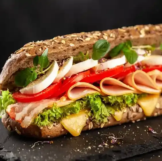 ساندویج هات داگک ویژه رستوران رنزو در ولیعصر تبریز